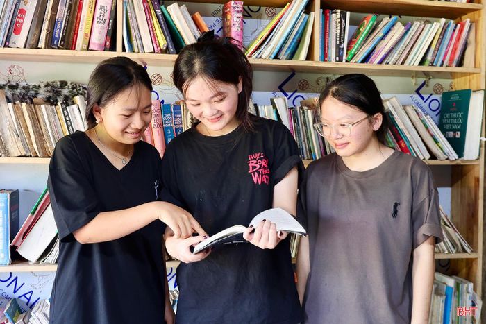  Giữa dòng chảy của cuộc sống hiện đại, những hiện vật mộc mạc của một thời vẫn đang được gìn giữ bằng tình yêu và sự trân trọng đối với các giá trị truyền thống. Không gian văn hóa tại gia đình anh Tùng không chỉ là nơi lưu giữ ký ức làng quê mà còn trở thành điểm đến trải nghiệm ý nghĩa, góp phần lan tỏa tình yêu quê hương và nâng cao ý thức bảo tồn bản sắc văn hóa trong cộng đồng. 