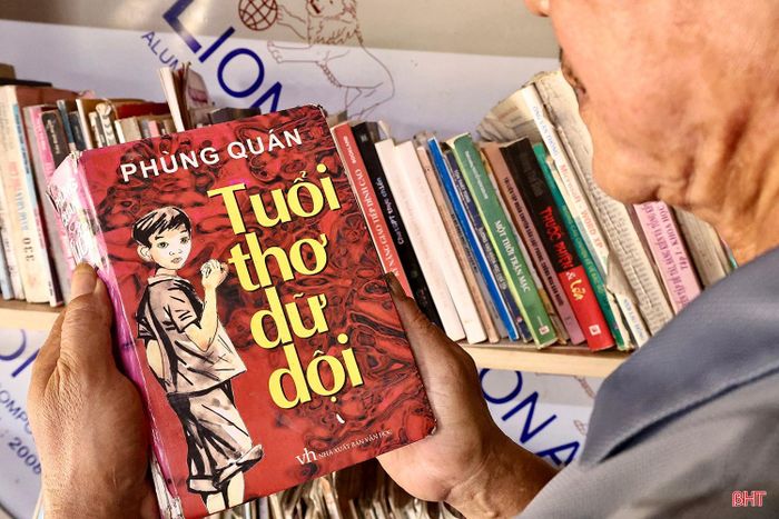 Ngoài các hiện vật, anh Tùng còn sưu tầm nhiều loại sách, góp phần làm phong phú thêm không gian trưng bày.