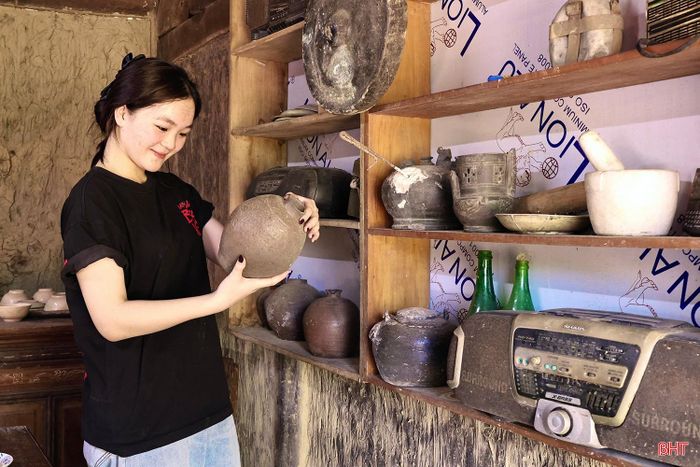  Em Bùi Thị Trà Giang - học sinh Trường THPT Nguyễn Đình Liễn (xã Yên Hòa) chia sẻ: "Đến tham quan không gian này, em được tận mắt nhìn thấy nhiều vật dụng trước đây chỉ biết qua lời kể của ông bà. Qua đó, em hiểu hơn về cuộc sống, nếp sinh hoạt của các thế hệ đi trước và thêm trân trọng những giá trị văn hóa truyền thống của quê hương". 