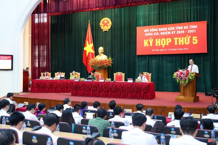 Các đại biểu nghe đồng chí Nguyễn Hồng Lĩnh phát biểu bế mạc kỳ họp.