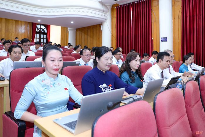 Đại biểu biểu quyết thông qua các nghị quyết tại kỳ họp.