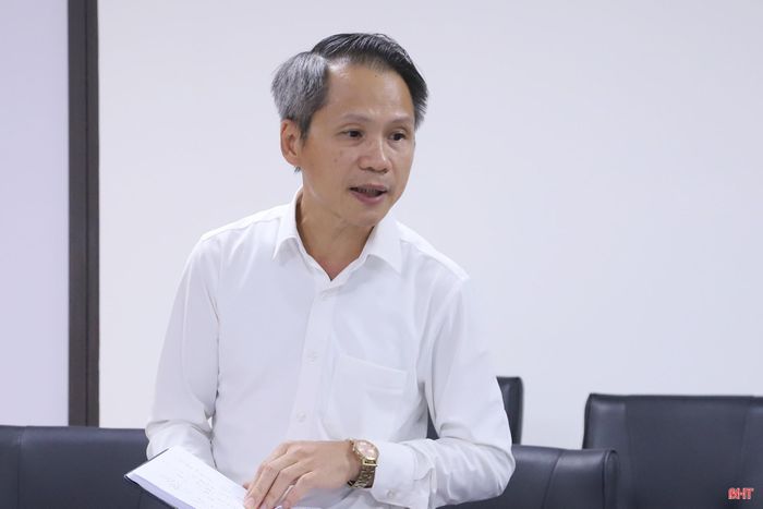 Phó Trưởng ban Tuyên giáo và Dân vận Tỉnh ủy Lê Văn Khánh thông tin khái quát về công tác chấm điểm vòng sơ khảo.