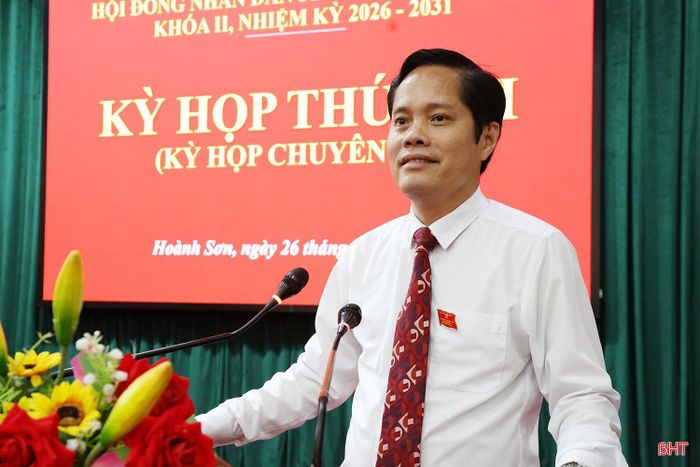 Bí thư Đảng ủy, Chủ tịch HĐND phường Hoành Sơn Nguyễn Quốc Hương phát biểu tại kỳ họp.