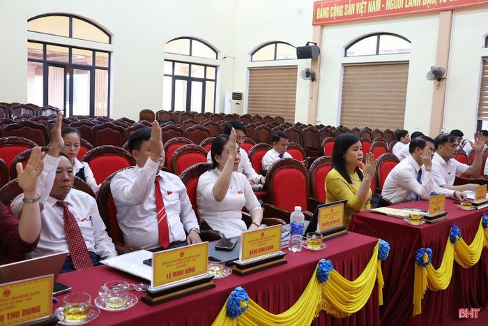 Đại biểu biểu quyết thông qua các nghị quyết tại kỳ họp thứ II, HĐND phường Hoành Sơn.