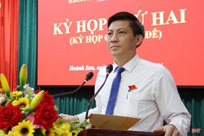 Phó Chủ tịch UBND phường Hoành Sơn Trần Quang Hạnh báo cáo các đề án, tờ trình về sáp nhập tổ dân phố và thành lập Phòng Nông nghiệp và Môi trường; Phòng Kinh tế, Hạ tầng và Đô thị.