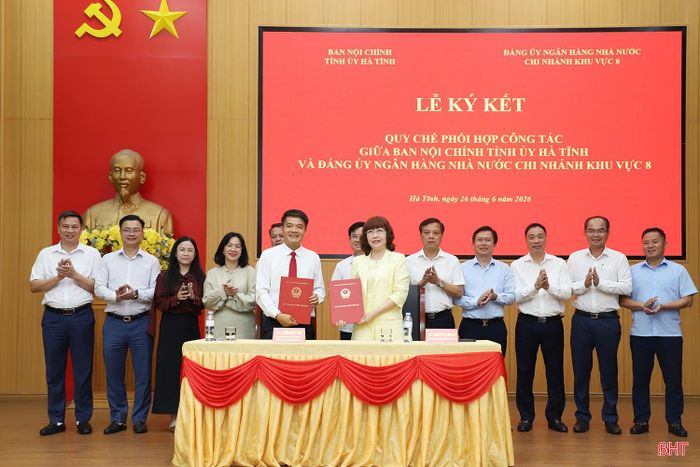 Lãnh đạo Ban Nội chính Tỉnh ủy và NHNN Chi nhánh Khu vực 8 ký kết quy chế phối hợp.
