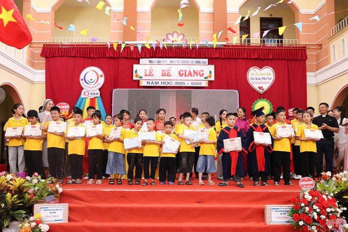 Trao thưởng cho các em học sinh có thành tích tốt trong học tập và rèn luyện năm học 2025 - 2026.