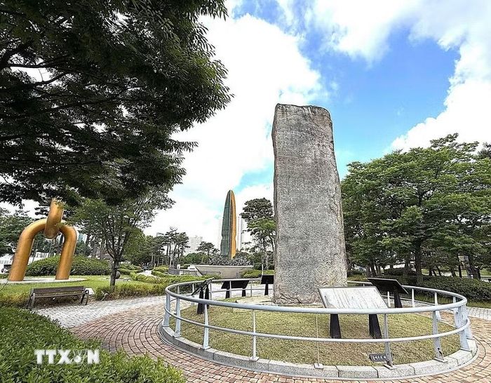 Bia đá tưởng niệm trong khuôn viên Bảo tàng Lịch sử Chiến tranh Hàn Quốc, khắc ghi tên các chiến trường và địa danh gắn với Chiến tranh Triều Tiên (1950 - 1953), góp phần lưu giữ ký ức lịch sử và tưởng niệm những người đã hy sinh vì hòa bình. (Ảnh: Nhật Hưng/TTXVN)