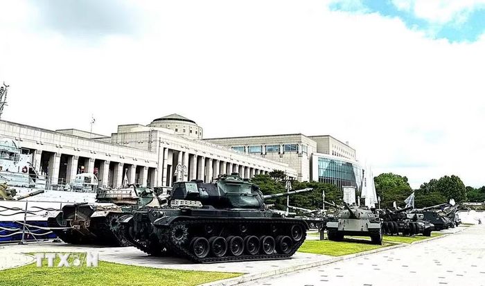 Trang thiết bị vũ khí được trưng bày ở không gian ngoài trời tại Bảo tàng Lịch sử Chiến tranh Hàn Quốc. (Ảnh: Nhật Hưng/TTXVN)