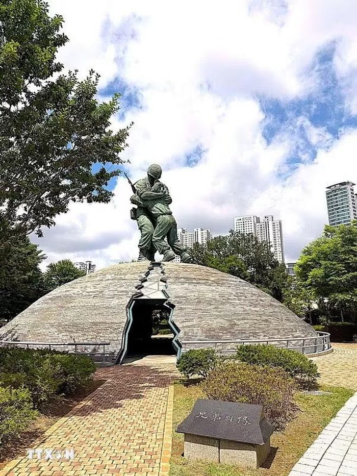 Tượng "Anh em" (Statue of Brothers) trong khuôn viên Bảo tàng Lịch sử Chiến tranh Hàn, khắc họa hình ảnh hai người lính thuộc hai miền Triều Tiên ôm nhau sau chiến tranh, tượng trưng cho nỗi đau chia cắt dân tộc và khát vọng hòa bình, hòa giải trên bán đảo Triều Tiên. (Ảnh: Nhật Hưng/TTXVN)