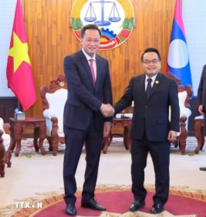 Tổng Kiểm toán nhà nước Việt Nam Nguyễn Hữu Nghĩa hội kiến Chủ tịch Cơ quan Kiểm toán nhà nước Lào Viengthavisone Thephachanh. (Ảnh: Văn Phiên/TTXVN)