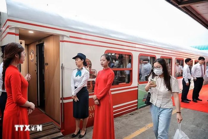 Các nhân viên y tế Bệnh viện Bạch Mai ngày đầu tiên đi làm bằng tàu hỏa. (Ảnh: Phạm Tuấn Anh/TTXVN)