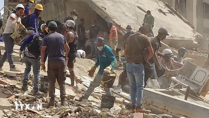 Các lực lượng cứu hộ Venezuela tìm kiếm những người mất tích và mắc kẹt dưới đống đổ nát. (Ảnh: Phi Hùng/TTXVN)