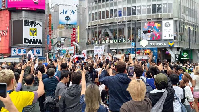 Ngã năm Shibuya nổi tiếng tại Tokyo ngập tràn cổ động viên bóng đá chung vui với đội nhà. (Ảnh: Xuân Giao/TTXVN)