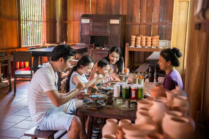 Gác lại "thế giới ảo" để cùng gia đình trải nghiệm những giây phút hạnh phúc, vui vẻ trong thế giới thật. (Ảnh minh họa: CTV/Vietnam+)