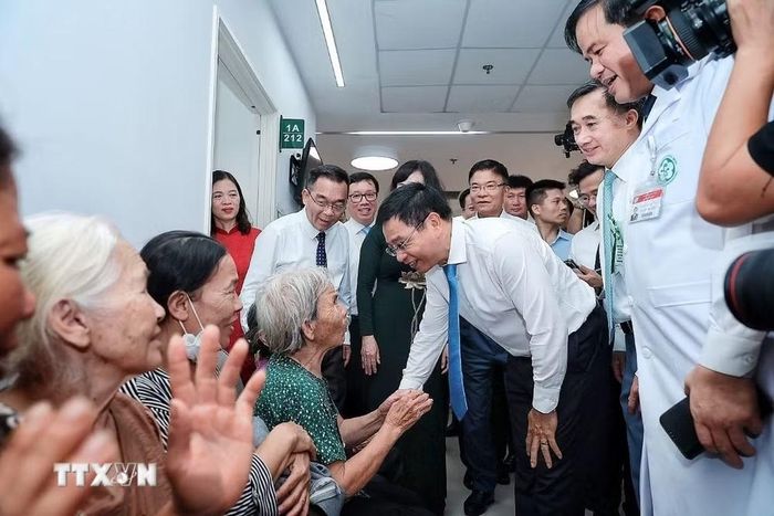 Đồng chí Nguyễn Văn Thắng, Ủy viên Trung ương Đảng, Phó Thủ tướng Chính phủ thăm hỏi bệnh nhân cao tuổi tại Bệnh viện Bạch Mai cơ sở Ninh Bình. (Ảnh: Phạm Tuấn Anh/TTXVN)