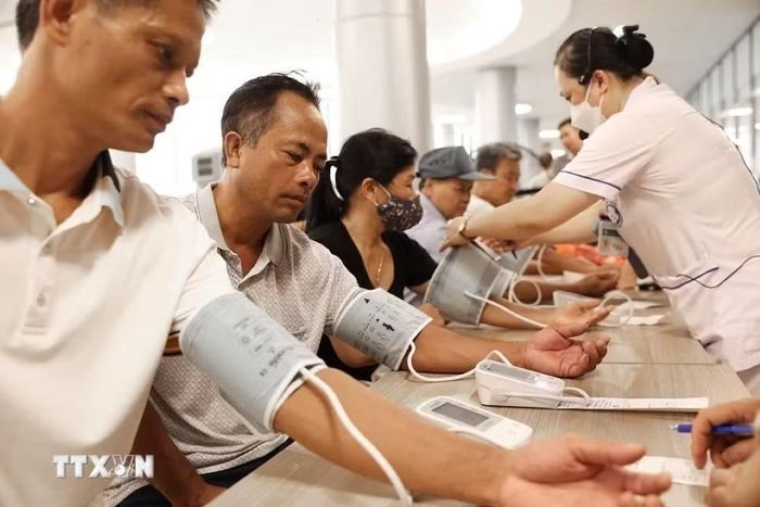 Hoạt động khám chữa bệnh của các y bác sỹ bệnh viện Bạch Mai cơ sở Ninh Bình trong ngày đầu khai trương. (Ảnh: Tiến Long/TTXVN phát)