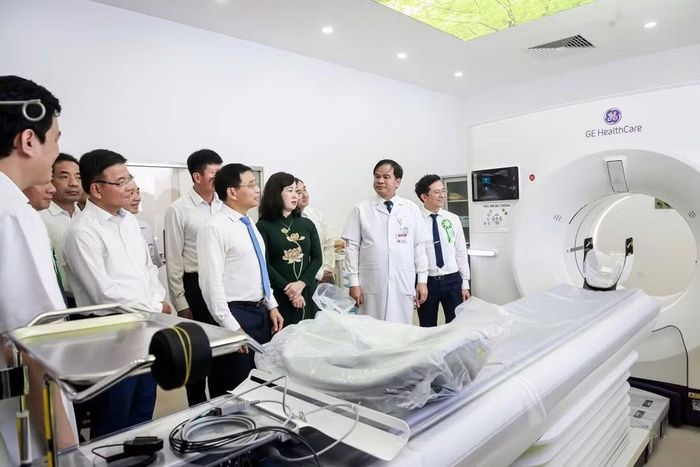 Các đại biểu tại khu vực các phòng thiết bị hiện đại ở Bệnh viện Bạch Mai cơ sở Ninh Bình. (Ảnh: Đại Nghĩa/TTXVN)