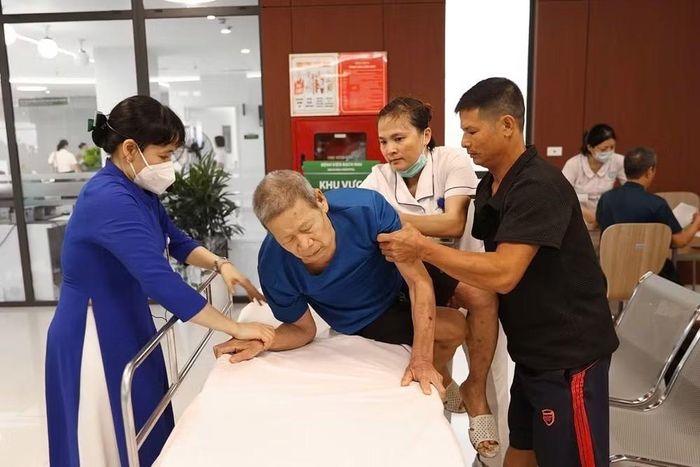 Hoạt động khám chữa bệnh tại Bệnh viện Bạch Mai cơ sở Ninh Bình trong ngày đầu khai trương. (Ảnh: TTXVN phát)