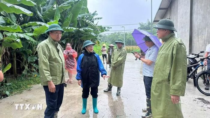 Phó Chủ tịch Ủy ban Nhân dân tỉnh Cao Bằng Hoàng Văn Thạch kiểm tra tình hình mưa lớn ở xã Hòa An. (Ảnh: TTXVN phát)