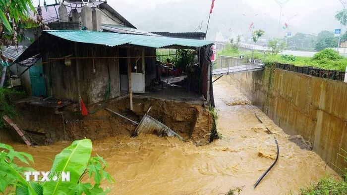 Một nhà dân ở xã Nguyên Bình bị sạt lở. (Ảnh: TTXVN phát)