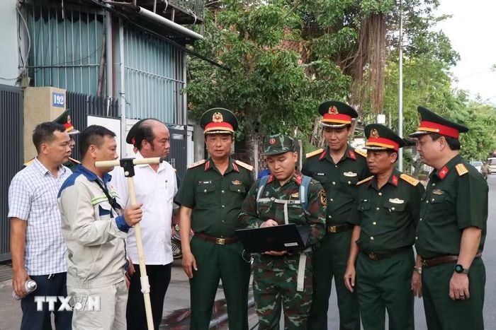 Trung tướng Hà Thọ Bình, Tư lệnh Quân khu 4 (thứ 4 từ trái sang) trực tiếp kiểm tra quá trình triển khai rà soát khu vực cửa Chánh Tây, Kinh thành Huế. (Ảnh: Mai Trang/TTXVN)