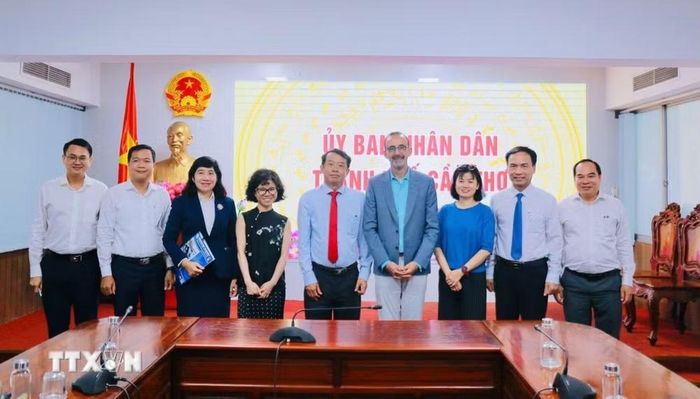 Lãnh đạo thành phố Cần Thơ và đoàn công tác chụp ảnh lưu niệm. (Ảnh: Ngọc Thiện/TTXVN)