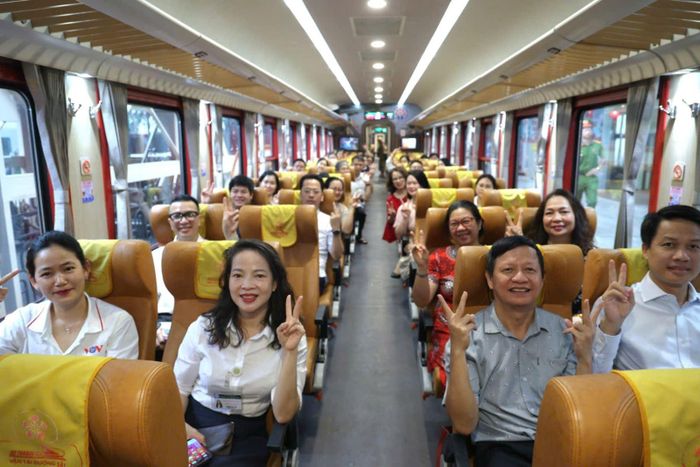 Các cán bộ, nhân viên y tế Bệnh viện Bạch Mai hào hứng trong chuyến tàu đầu tiên về cơ sở Ninh Bình làm việc.