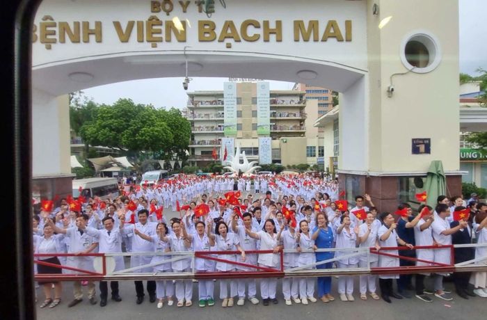 Các y, bác sĩ Bệnh viện Bạch Mai tiễn đoàn tàu chở cán bộ y tế di chuyển từ Hà Nội đến làm việc tại Bệnh viện Bạch Mai cơ sở Ninh Bình.