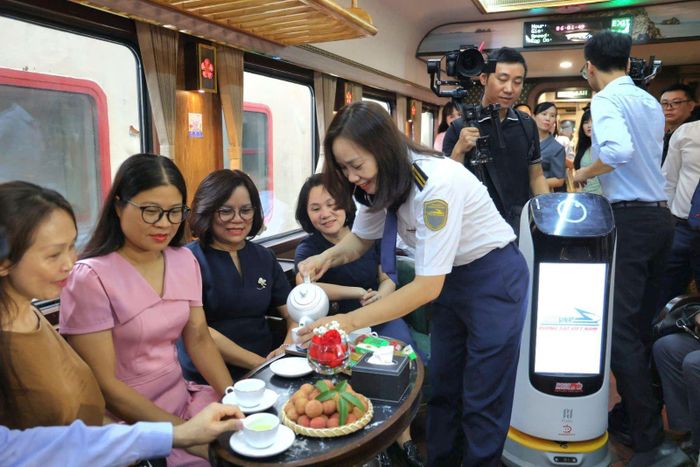Sự quan tâm, tạo điều kiện của Tổng công ty Đường sắt Việt Nam và các đơn vị trực thuộc cùng sự phối hợp chặt chẽ của các đơn vị để có "Đoàn tàu Bạch Mai".