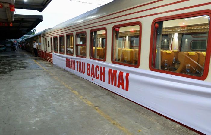 “Đoàn tàu Bạch Mai” là đôi tàu PL1/PL2 hoạt động cố định từ thứ Hai đến thứ Sáu hằng tuần.