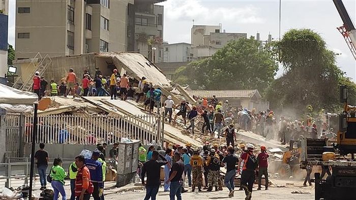 Các lực lượng cứu hộ Venezuela tìm kiếm những người mất tích và mắc kẹt dưới đống đổ nát. Ảnh: Phi Hùng - PV TTXVN tại Venezuela