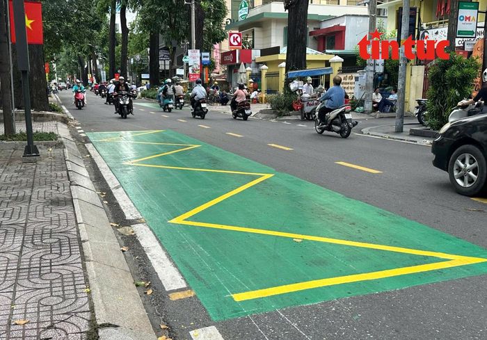 Điểm dừng xe buýt trên đường Phạm Ngọc Thạch nổi bật với lớp sơn màu xanh và vạch kẻ vàng.