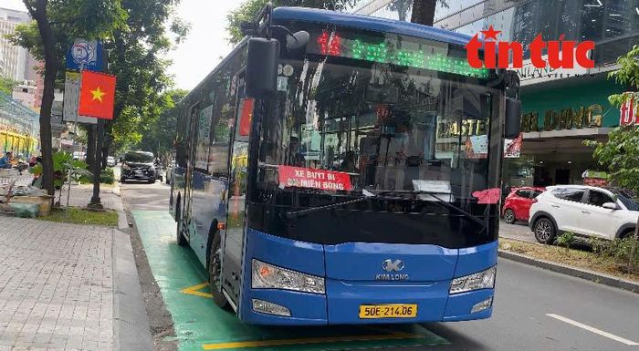 Khu vực sơn phản quang màu xanh và vạch kẻ vàng giúp xe buýt ra vào điểm dừng thuận tiện hơn.