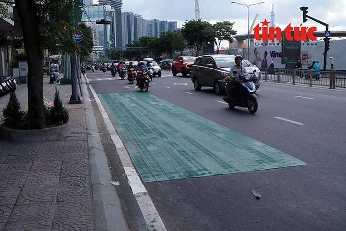 Điểm dừng xe buýt được sơn màu xanh trên đường Tôn Đức Thắng đang được hoàn thiện.
