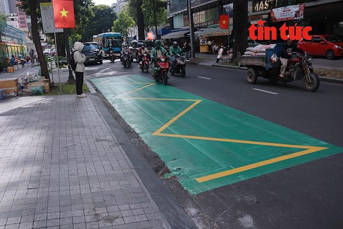 Nhiều điểm dừng, đỗ xe buýt được sơn phản quang màu xanh nhằm tăng khả năng nhận diện.