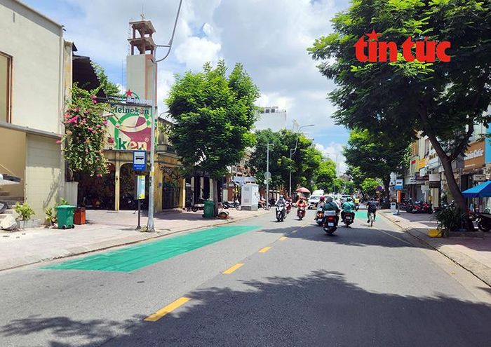Điểm dừng xe buýt được sơn màu xanh trên đường Lê Văn Sỹ đang được hoàn thiện.