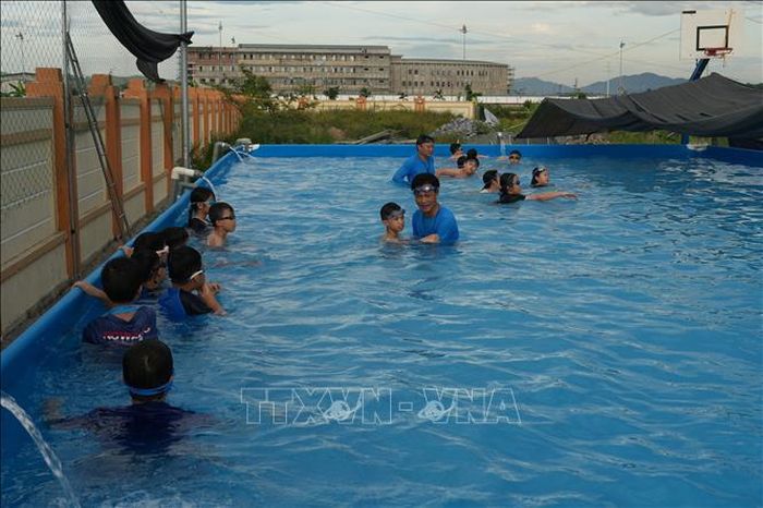 Hướng dẫn kỹ thuật bơi cho trẻ em.