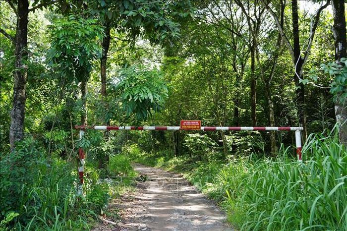 Khu vực cửa rừng có barie và biển báo cấm người dân không phận sự không vào rừng nhằm đảm bảo công tác phòng chống cháy rừng, chặt phá rừng, săn bắn động vật.
