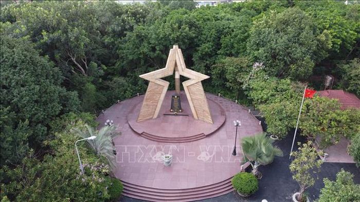 Trong khu rừng cảnh quan môi trường Biên Hòa còn có Bia tưởng niệm liệt sĩ Đoàn đặc công 113 tại đỉnh đồi 61.