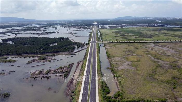 Đường 991B đi xuyên qua Khu thương mại tự do Cái Mép Hạ và đường nhánh, mặt bằng đang hoàn thiện.