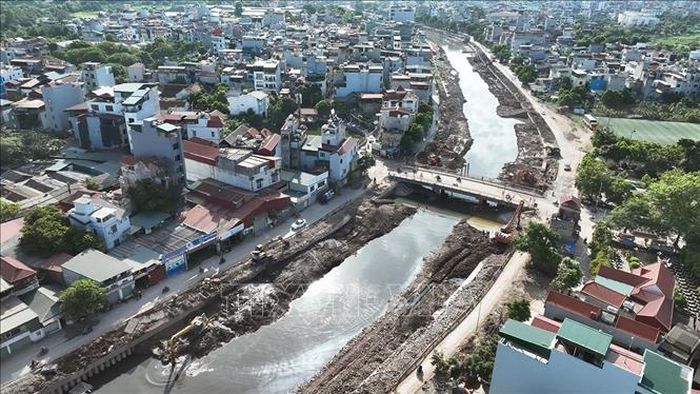 Dự án cải tạo tuyến hạ lưu Kim Ngưu nối sông Tô Lịch với trạm bơn Yên Sở, có tổng chiều dài là 5.350m, với tổng mức đầu tư 680.915 triệu đồng, khởi công 23/2/2026, đến nay tiến độ dự án đã hoàn thành khoảng 95% khối lượng công việc, phấn đấu hoàn thành vào ngày 30/6/2026.