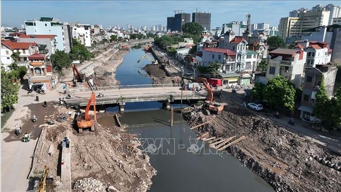 Dự án cải tạo tuyến hạ lưu Kim Ngưu nối sông Tô Lịch với trạm bơn Yên Sở, có tổng chiều dài là 5.350m, với tổng mức đầu tư 680.915 triệu đồng, khởi công 23/2/2026, đến nay tiến độ dự án đã hoàn thành khoảng 95% khối lượng công việc, phấn đấu hoàn thành vào ngày 30/6/2026.