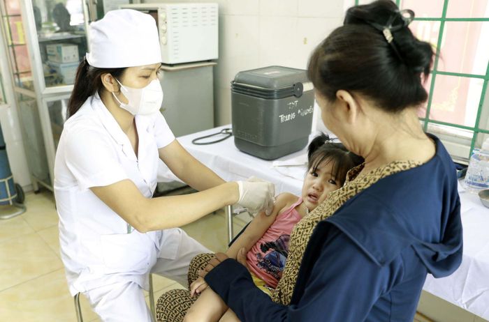 Tiêm vaccine cho trẻ em tại Trạm Y tế xã Tề Lỗ, tỉnh Phú Thọ. Ảnh: Hoàng Hùng/TTXVN