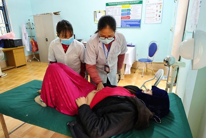 Đảng viên trẻ Vừ Thị Lúa cùng các đồng nghiệp khám chữa bệnh cho người dân tại điểm trạm Y tế Ma Lé, tỉnh Tuyên Quang. Ảnh: Minh Đức/TTXVN