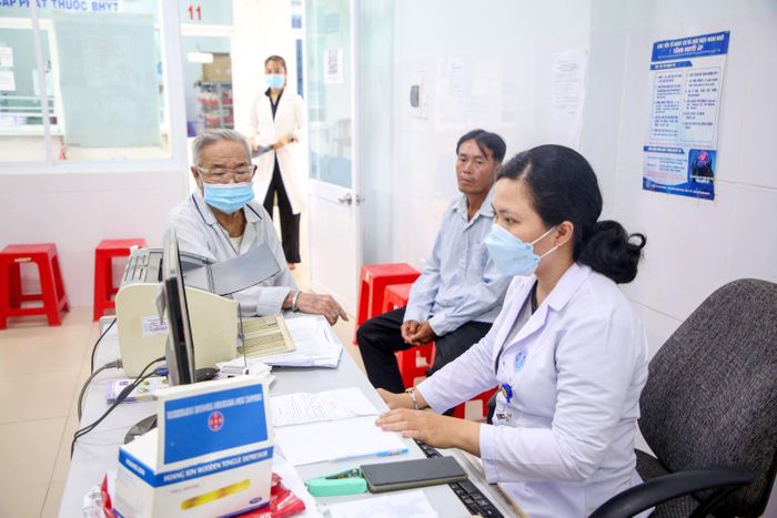 Nhân viên y tế xử lý hồ sơ bệnh án điện tử, thực hiện chuyển đổi số trong khám chữa bệnh. Ảnh: Giang Phương/TTXVN