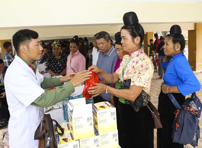 Cấp phát thuốc miễn phí cho người dân sau thăm khám. Ảnh: Xuân Tư/TTXVN