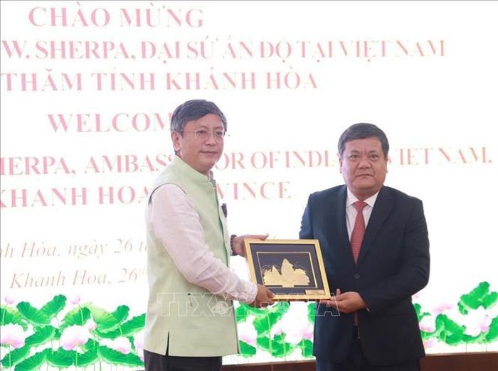 Bí thư Tỉnh ủy Khánh Hòa Trần Phong trao quà lưu niệm tặng Đại sứ Ấn Độ tại Việt Nam Tshering Wangchuk Sherpa.