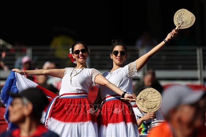 Các cổ động viên đội tuyển Paraguay. Ảnh: THX/TTXVN