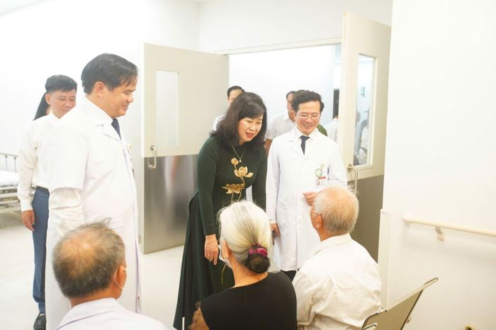 Bộ trưởng Bộ Y tế Đào Hồng Lan và lãnh đạo Bệnh viện Bạch Mai thăm hỏi người bệnh tại cơ sở Ninh Bình.
